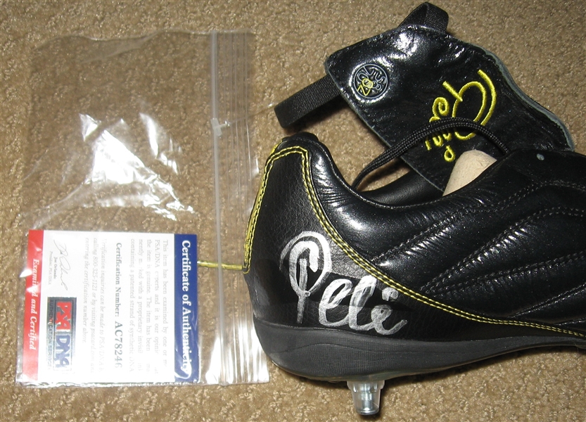 Cleat Signed by Pele PSA/DNA Authentic
